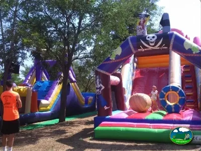 Parque infantil hinchable pirata con tobogán del Camping Lloret Blau, Lloret de Mar (Girona)