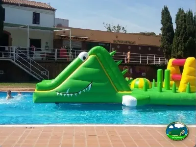 Piscina infantil con hinchables y parque infantil del Camping Lloret Blau, Lloret de Mar (Girona)