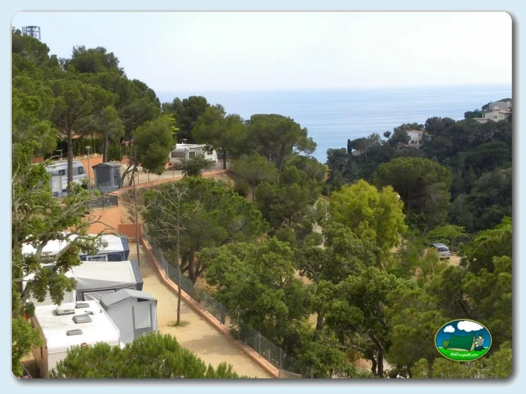Parcela junto al mar entre pinos del Camping Cala Canyelles, Lloret de Mar (Girona)
