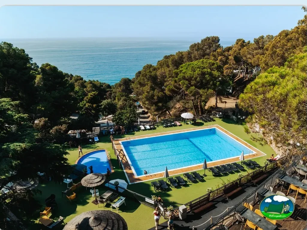 Piscina con vistas al mar y parque infantil del Camping Cala Llevadó, Tossa de Mar (Girona)