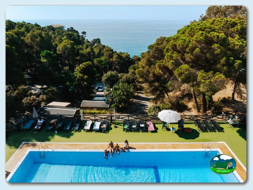 Piscina con vistas al mar entre árboles del Camping Cala Llevadó, Tossa de Mar (Girona)