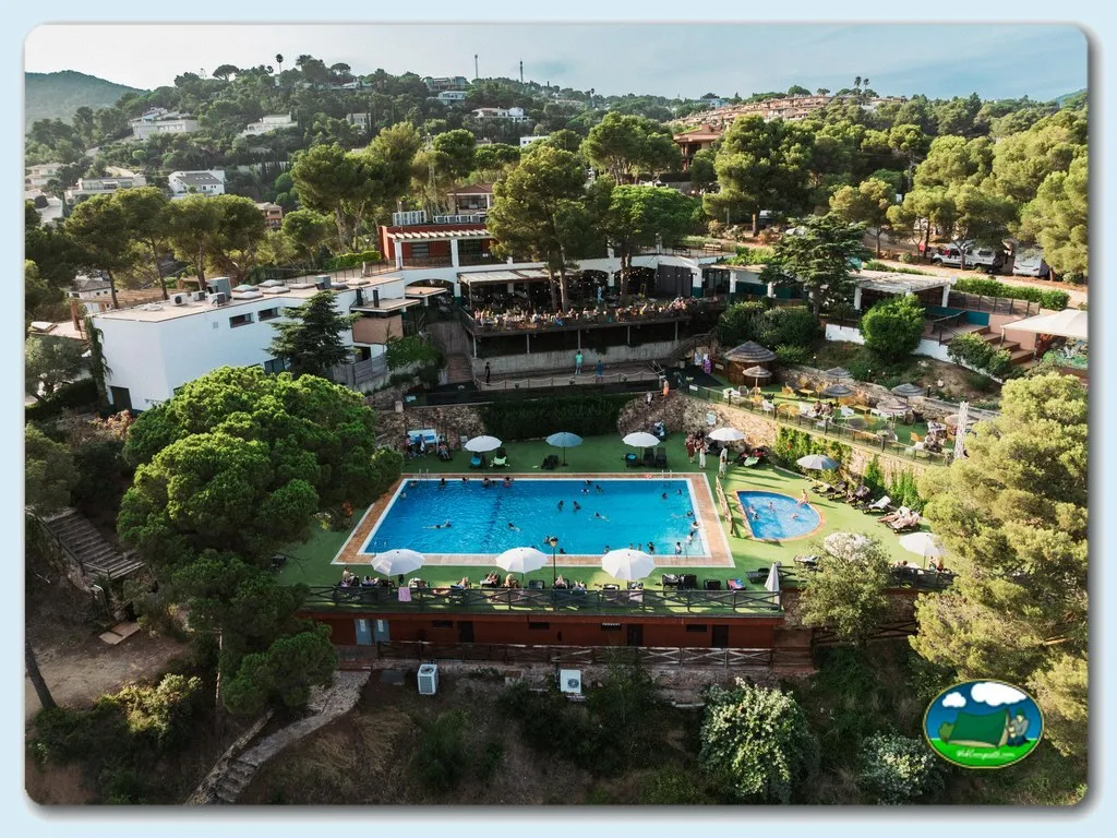 Piscina con vistas a la montaña y zona de restaurante del Camping Cala Llevadó, Tossa de Mar (Girona)