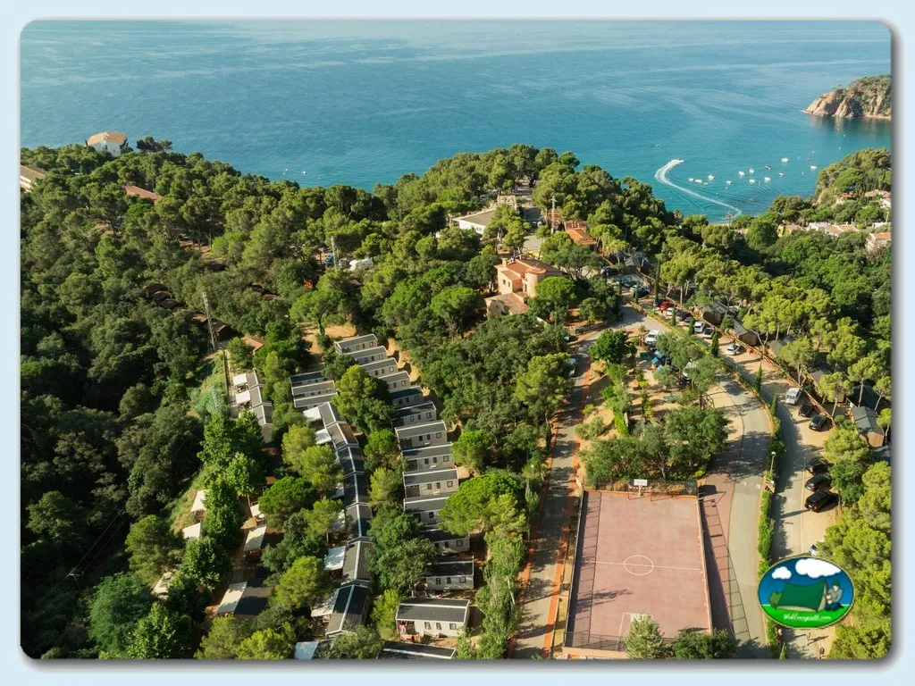 Bungalows junto al mar con vistas a cala turquesa del Camping Cala Llevadó, Tossa de Mar (Girona)