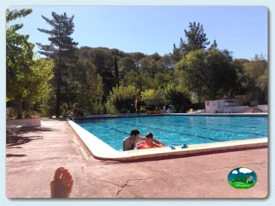 Piscina con vistas a la montaña y zona arbolada del Camping Turismar, Tossa de Mar (Girona)