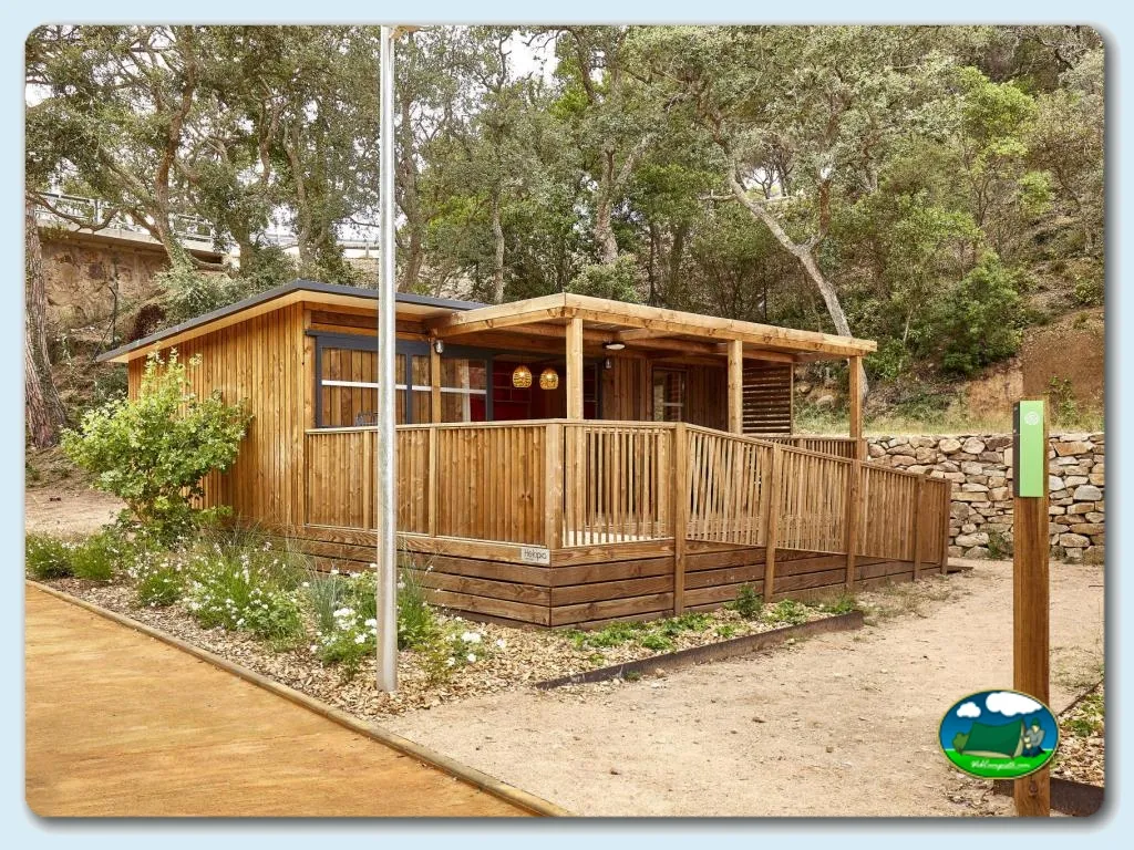 Bungalow de madera con terraza entre árboles del Camping Pola, Tossa de Mar (Girona)