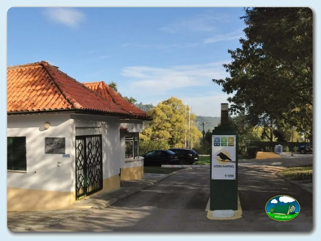 Recepción y entrada del recinto del Camping Municipal do Castelo, Gois (Coimbra)