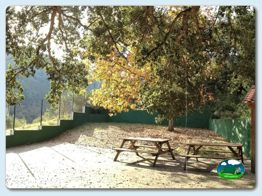 Parcela con vistas a la montaña del Camping Municipal do Castelo, Gois (Coimbra)