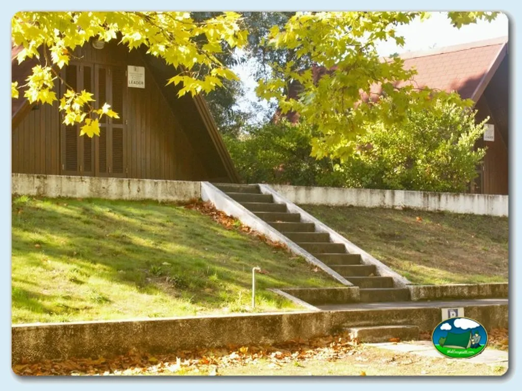 Parcela con acceso y edificio de servicios del Camping Municipal do Castelo, Gois (Coimbra)