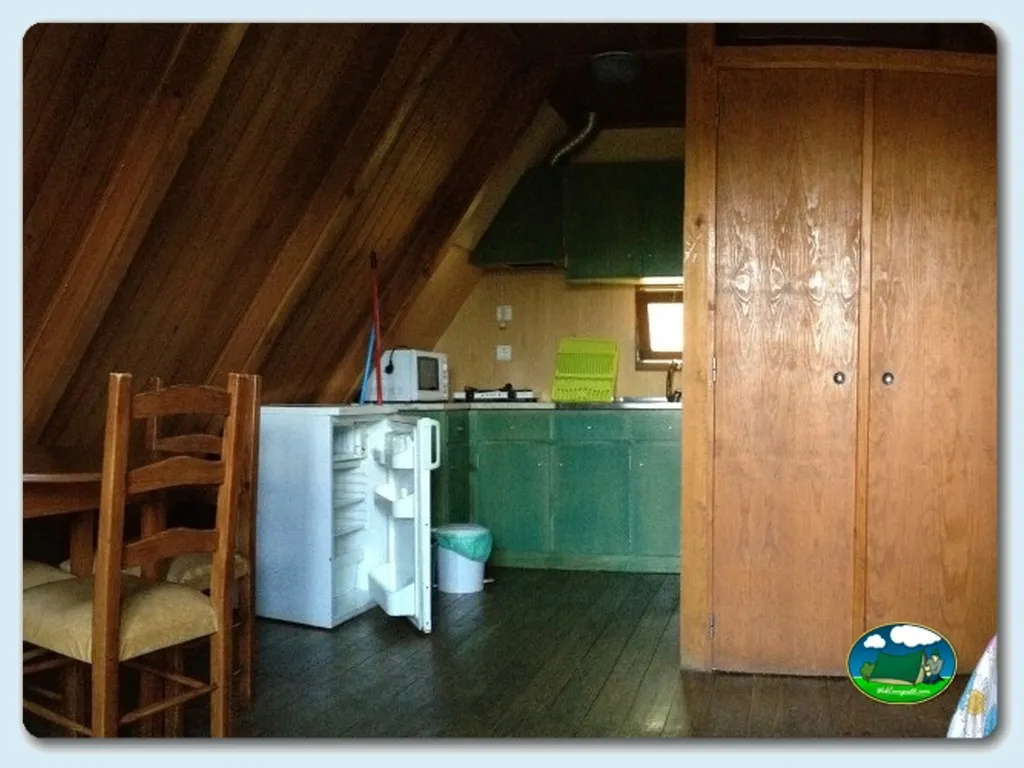 Cabaña interior con cocina y armarios del Camping Municipal do Castelo, Gois (Coimbra)