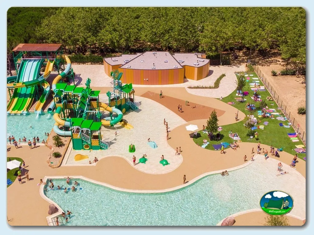 Piscina infantil con toboganes y parque infantil del Camping Mas San José, Santa Cristina de Aro (Girona)