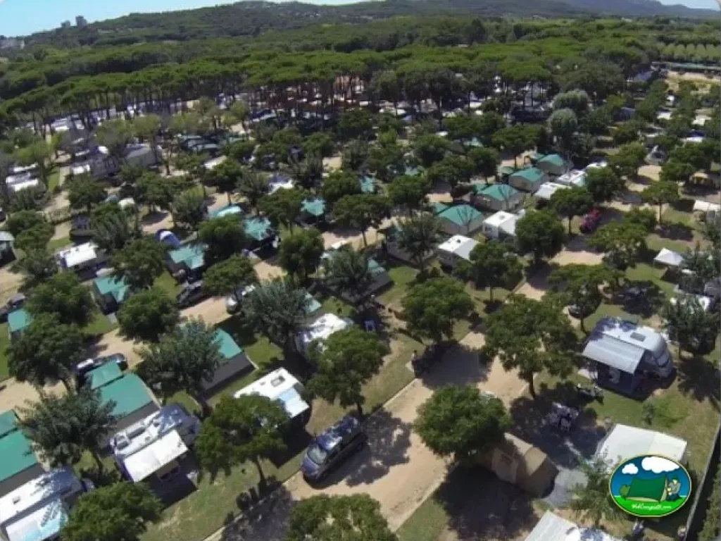 Vista aérea parcelas con mobil-homes y montaña del Camping El Delfín Verde Platja d'Aro, Platja d'Aro (Girona)