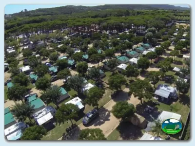 Vista aérea parcelas con mobil-homes y montaña del Camping Valldaro, Platja d'Aro (Girona)