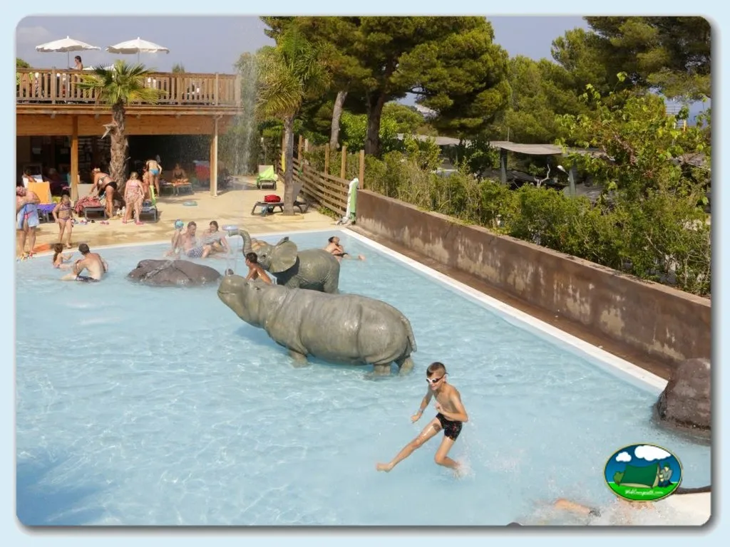 Piscina infantil con juegos tematizados y área de descanso del Camping Cala Gogo, Calonge (Girona)