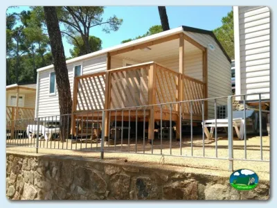 Mobil-home con terraza y porche de madera del Camping Internacional de Calonge, Calonge (Girona)