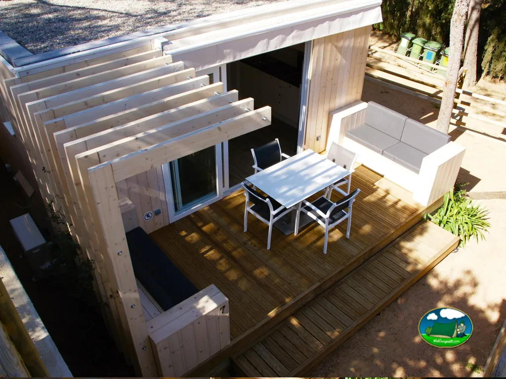 Bungalow con terraza y zona de estar del Camping Internacional de Calonge, Calonge (Girona)