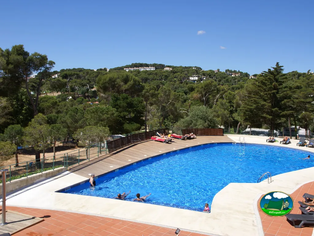 Piscina con vistas a la montaña y entorno arbolado del Camping Internacional de Calonge, Calonge (Girona)