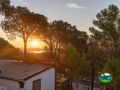 Bungalow con vistas al lago al atardecer del Camping Internacional de Calonge, Calonge (Girona)