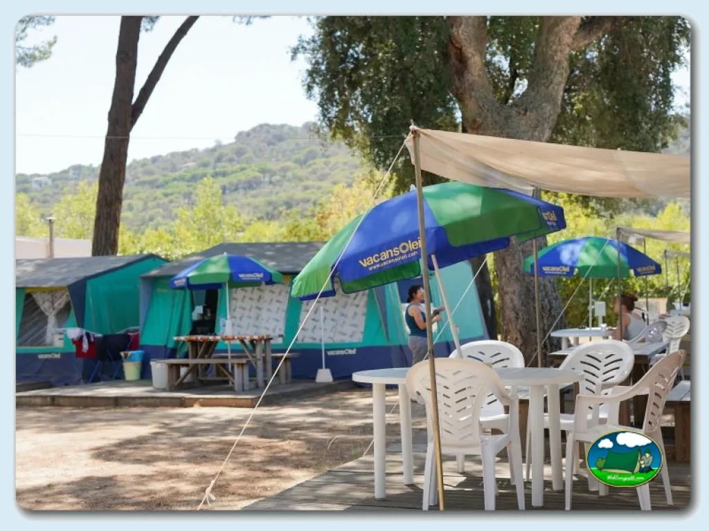Tienda de acampada con vistas a la montaña del Camping Pla de la Torre, Calonge (Girona)