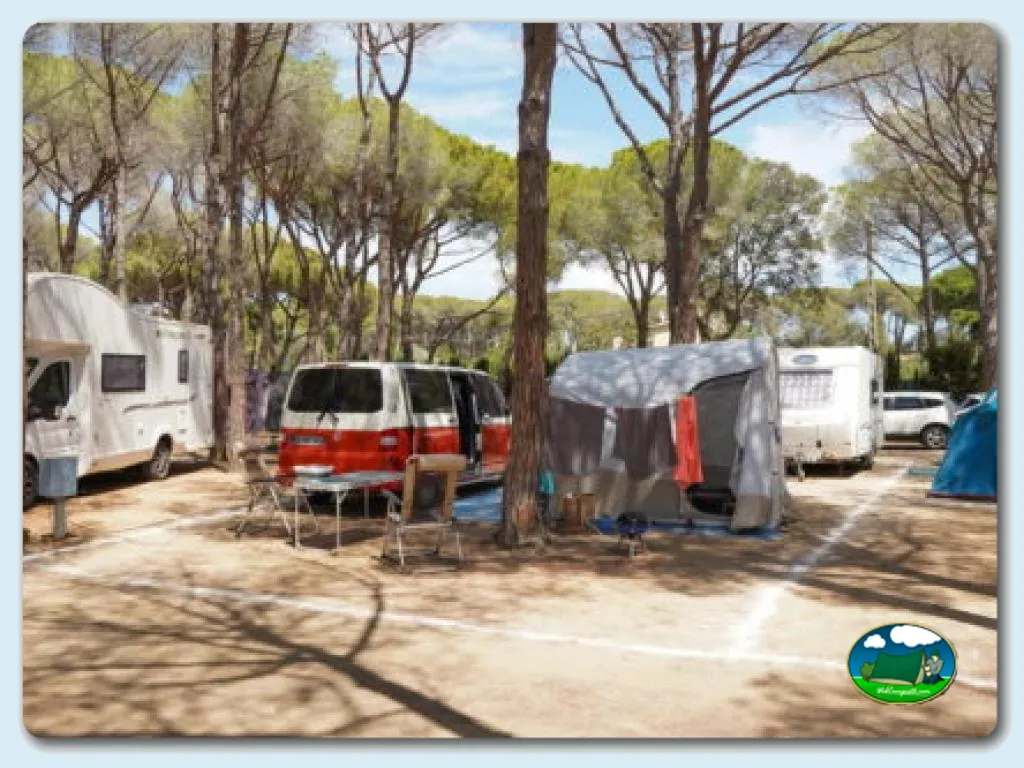 Parcelas con tienda de acampada y mobil-home entre árboles del Camping Pla de la Torre, Calonge (Girona)