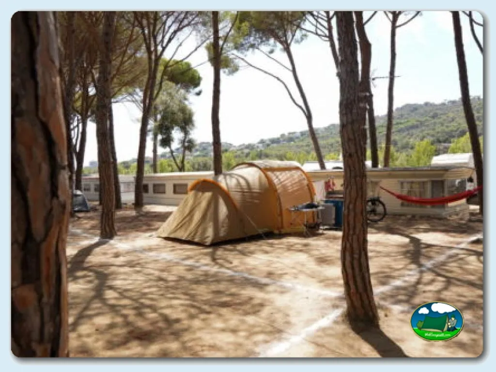 Tienda de acampada junto al lago con vistas a la montaña del Camping Pla de la Torre, Calonge (Girona)