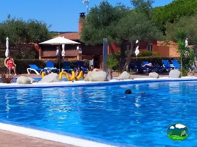 Piscina con zona infantil y tumbonas azules del Camping Costa Brava, Sant Antoni de Calonge (Girona)