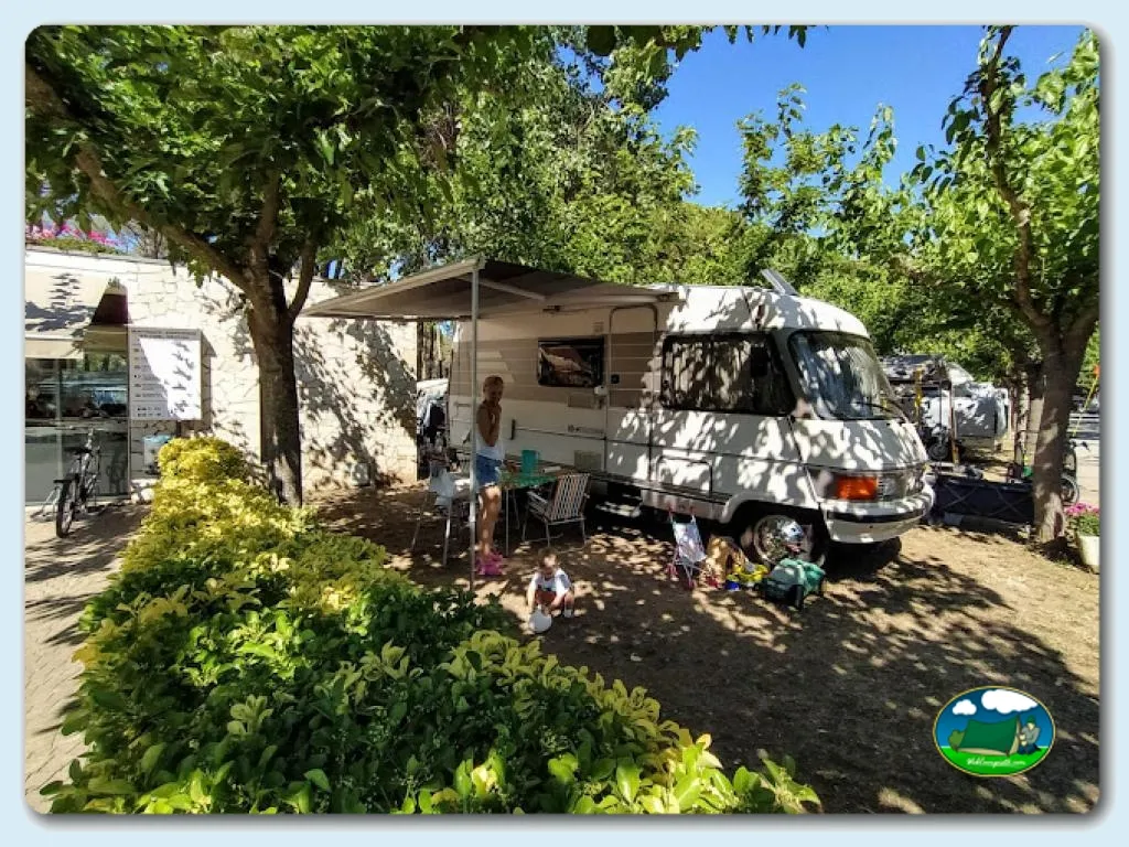 Mobil-home con zona de sombra y vegetación del Camping Costa Brava, Sant Antoni de Calonge (Girona)