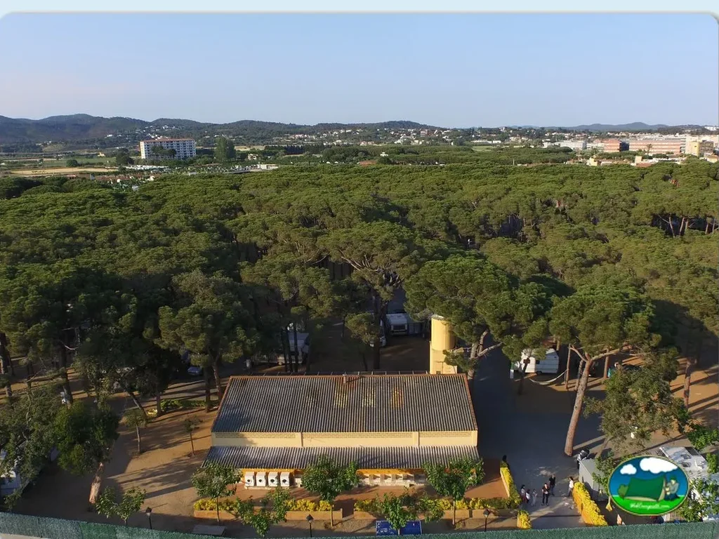 Vista aérea del recinto con piscina infantil y parcelas arboladas del Camping Costa Brava, Sant Antoni de Calonge (Girona)