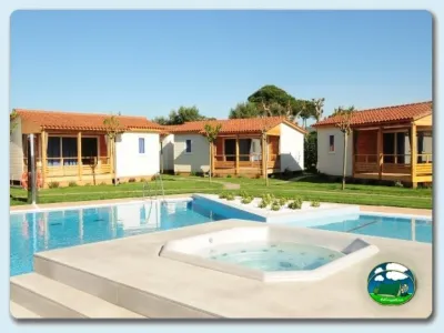 Bungalow con piscina y jacuzzi del Camping Eurocamping, Sant Antoni de Calonge (Girona)