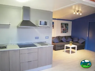 Mobil-home interior con cocina y sala de estar del Camping Eurocamping, Sant Antoni de Calonge (Girona)