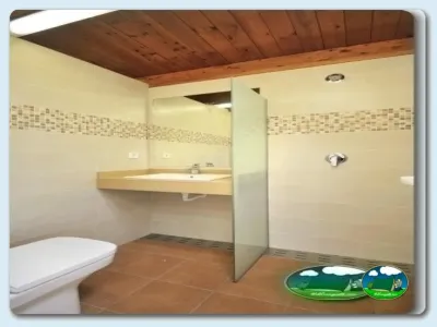 Aseos con ducha y lavabo del Camping Eurocamping, Sant Antoni de Calonge (Girona)