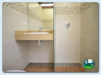 Aseos con ducha y lavabo del Camping Eurocamping, Sant Antoni de Calonge (Girona)