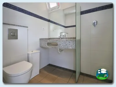 Aseos con inodoro y ducha del Camping Eurocamping, Sant Antoni de Calonge (Girona)