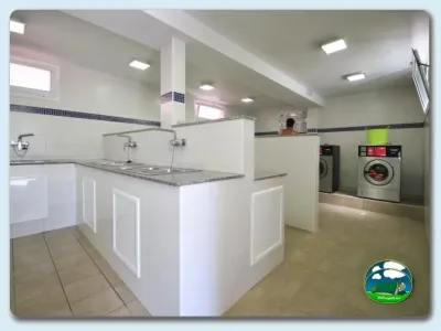 Aseos con lavabos y lavadoras del Camping Eurocamping, Sant Antoni de Calonge (Girona)