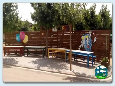 Parque infantil con mesas de picnic y decoración temática del Camping Eurocamping, Sant Antoni de Calonge (Girona)
