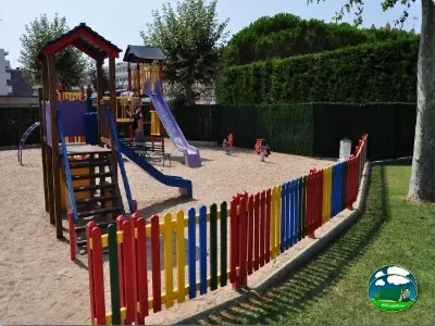 Parque infantil con tobogán y zona de arena del Camping Eurocamping, Sant Antoni de Calonge (Girona)