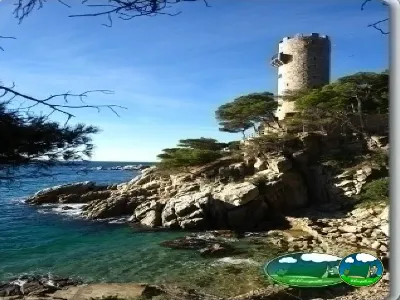 Playa junto al mar con torre histórica del Camping Eurocamping, Sant Antoni de Calonge (Girona)