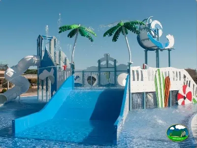Piscina infantil con toboganes y juegos acuáticos del Camping Eurocamping, Sant Antoni de Calonge (Girona)