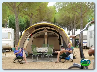 Tienda de acampada con parcela arbolada del Camping Eurocamping, Sant Antoni de Calonge (Girona)