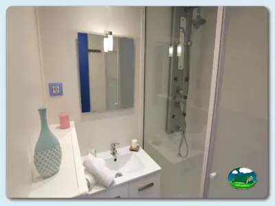 Aseos con ducha y lavabo del Camping Eurocamping, Sant Antoni de Calonge (Girona)