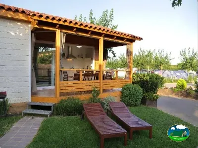 Bungalow con terraza y tumbonas en parcela del Camping Eurocamping, Sant Antoni de Calonge (Girona)