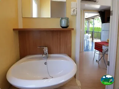 Mobil-home, cuarto de baño con lavabo redondo del Camping Eurocamping, Sant Antoni de Calonge (Girona)