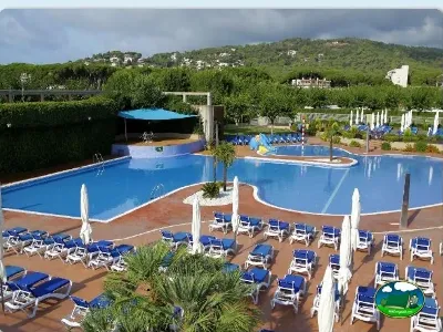 Piscina con vistas a la montaña y sombrillas del Camping Eurocamping, Sant Antoni de Calonge (Girona)