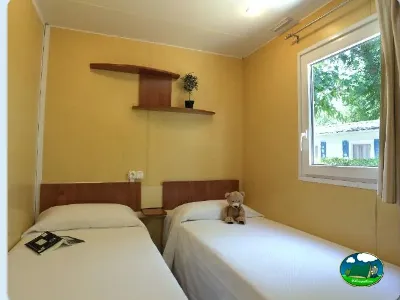 Mobil-home interior dos camas individuales del Camping Eurocamping, Sant Antoni de Calonge (Girona)