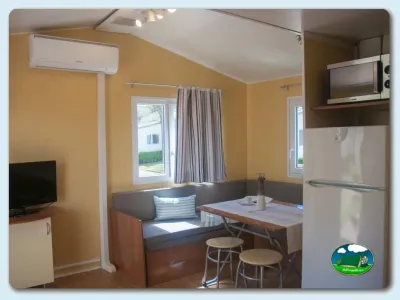 Mobil-home interior con zona de estar y cocina del Camping Eurocamping, Sant Antoni de Calonge (Girona)