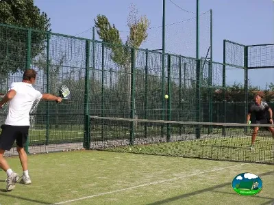 Pista de pádel con jugadores en acción del Camping Eurocamping, Sant Antoni de Calonge (Girona)