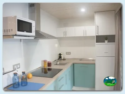 Mobil-home cocina equipada con encimera y microondas del Camping Eurocamping, Sant Antoni de Calonge (Girona)