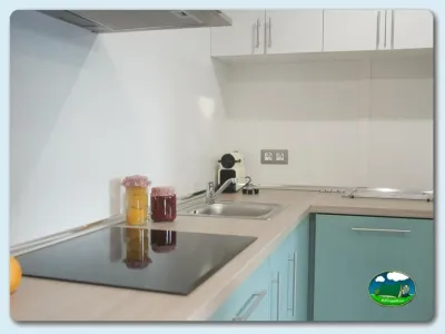 Cocina de mobil-home con encimera y equipamiento del Camping Eurocamping, Sant Antoni de Calonge (Girona)