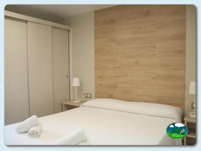 Mobil-home interior con cama doble y cabecero de madera del Camping Eurocamping, Sant Antoni de Calonge (Girona)