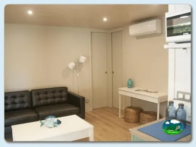 Mobil-home interior con salón y aire acondicionado del Camping Eurocamping, Sant Antoni de Calonge (Girona)