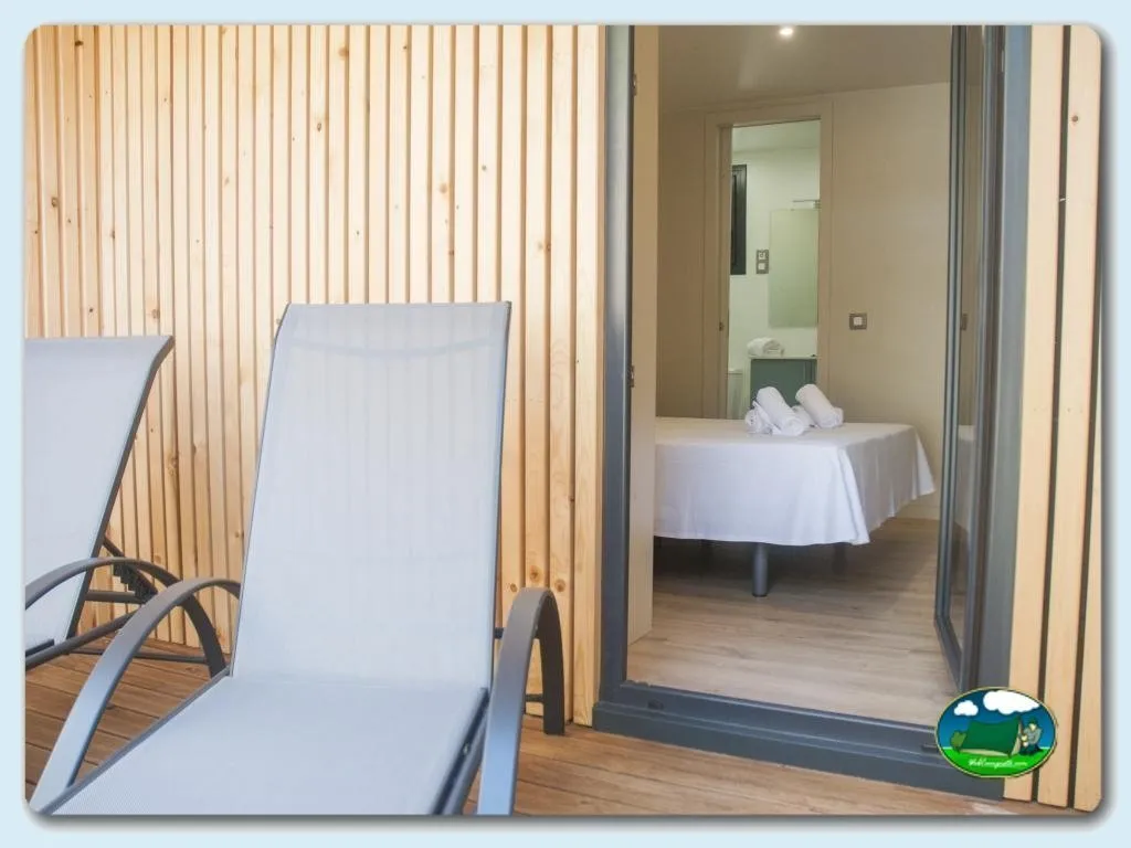 Glamping interior con terraza y dormitorio del Camping Eurocamping, Sant Antoni de Calonge (Girona)